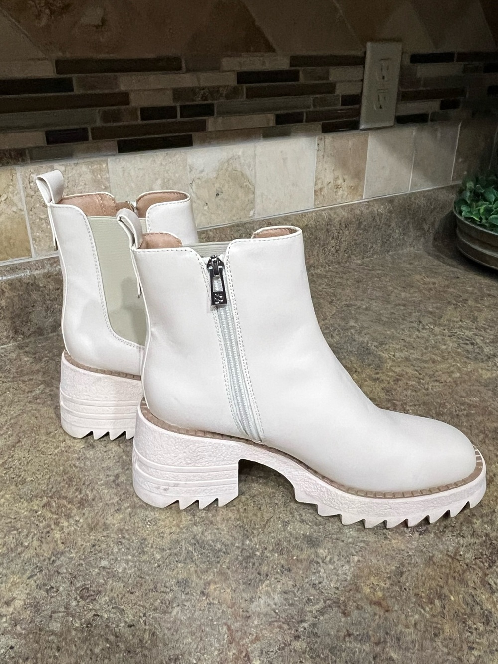 Sam & Libby Off White Chunky Lug Sole Chelsea Boots Zip Ankle Sz 7 Y2K